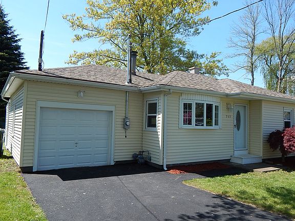 3rd image of 797 Meadow Dr