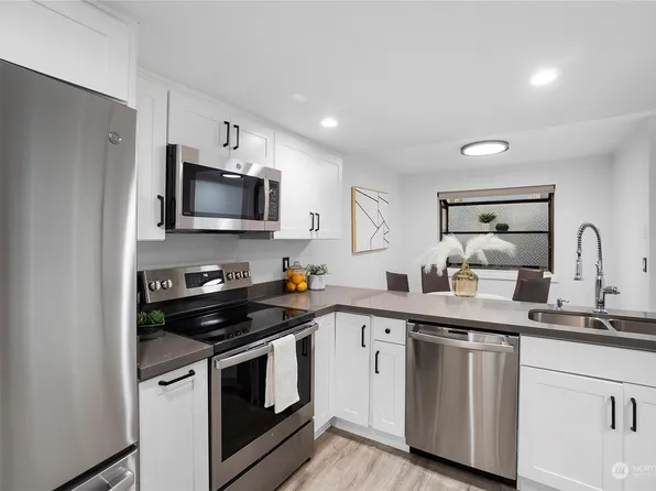 23003 Lakeview Drive #104, Mountlake Terrace, WA 98043