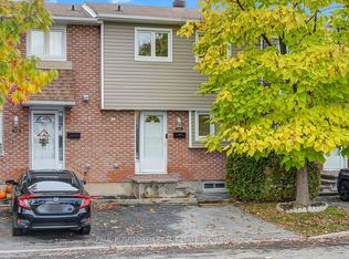 1742 Lamoureux Dr #C, Ottawa, ON K1E2N2