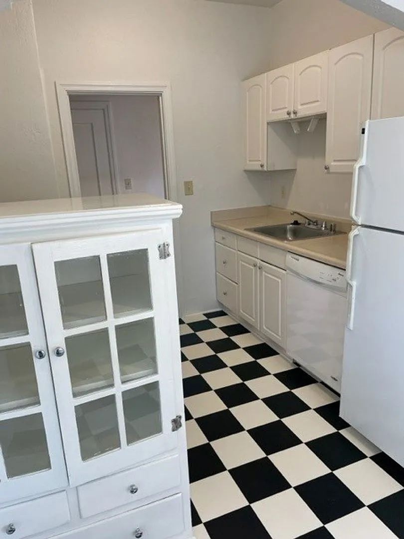 Spacious-Sunny One Bedroom unit in this beautiful 1920's Marina style building under new management — Photo 4