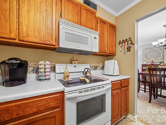 5th image of 109 Carriage House Dr
