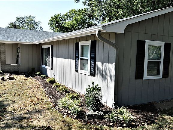 3rd image of 611 Royal Ln