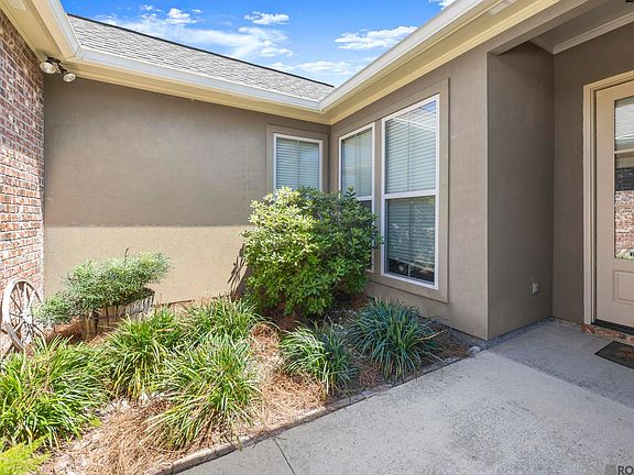 3rd image of 10552 Springtree Ave