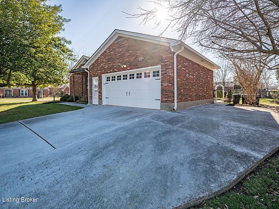3rd image of 318 Brentford Ct