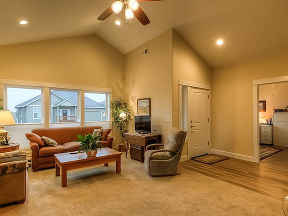 5th image of 995 Caradon Ct NW