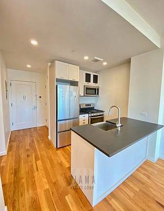 3rd image of 976 Fulton St APT 4C