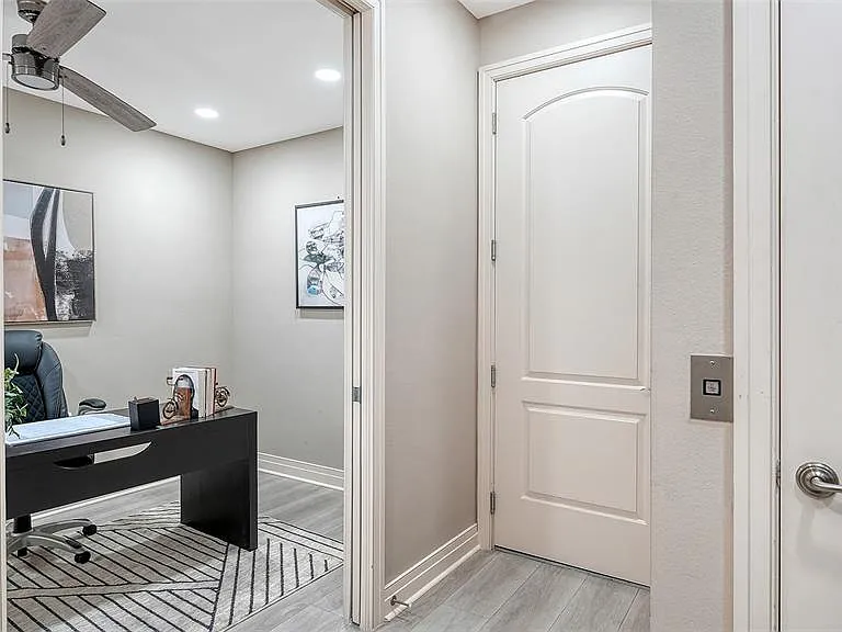 235 Cocoanut Ave #106B — Photo 34