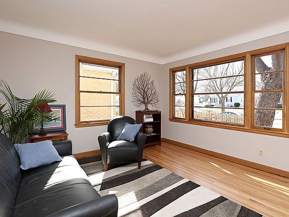 4th image of 3211 Buchanan St NE