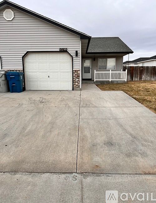 1st image of 1298 NE Rockridge St #1298