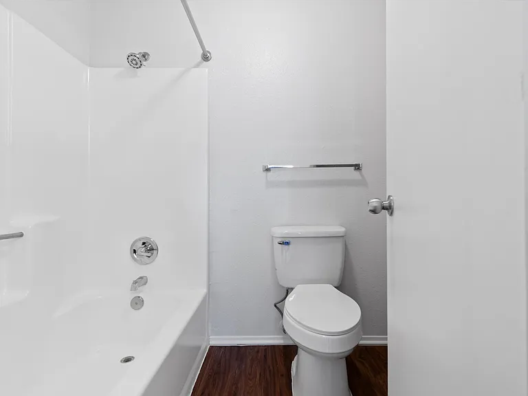 Langtry Apartments — Photo 10