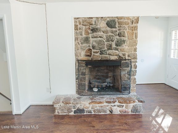 5th image of 828 E University Dr