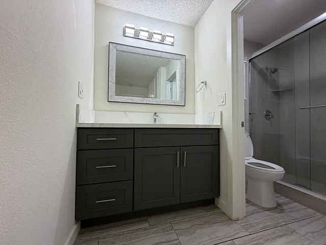 Upgraded Orange 1 Bedrooms — Photo 20