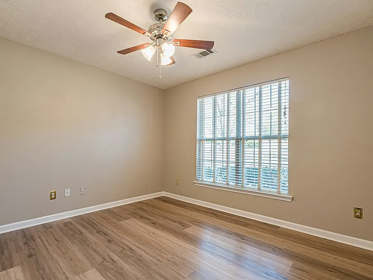 5755 Lakeview Cir — Photo 29