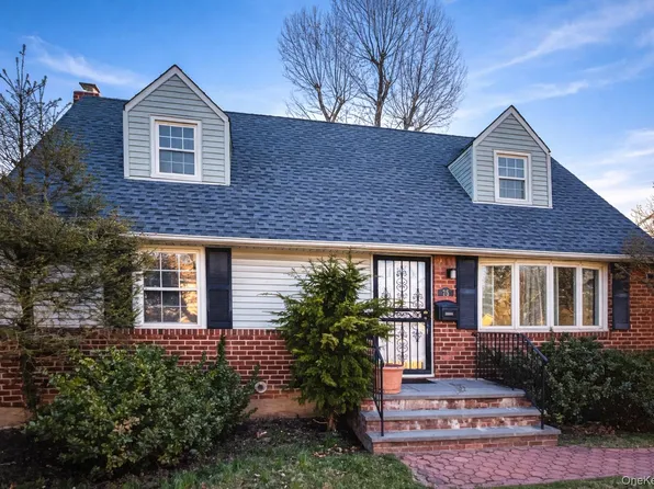 75 Miles Avenue, Albertson, NY 11507