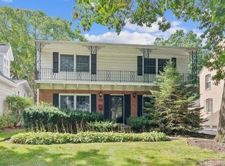 1492 Asbury Ave, Winnetka, IL 60093