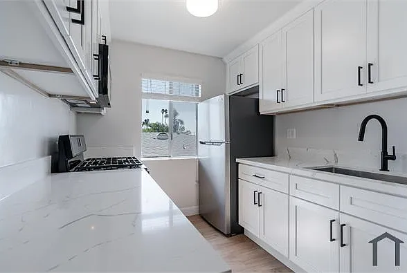 2622 S Hobart Blvd #16 — Photo 3