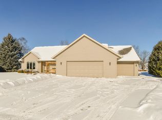 228 Crestview Cir, Wrightstown, WI 54180
