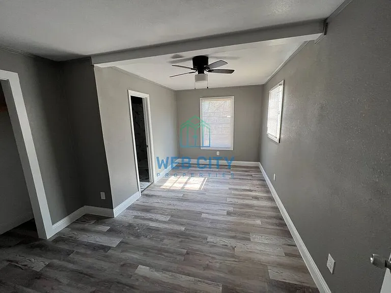 4024 Myrtle St — Photo 8