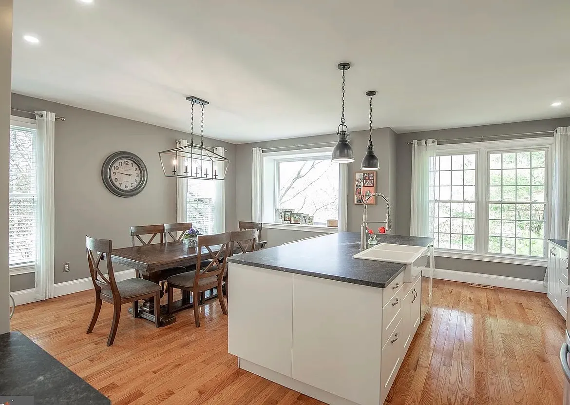 4 bed, 2275 sqft, $4,400 — Photo 3