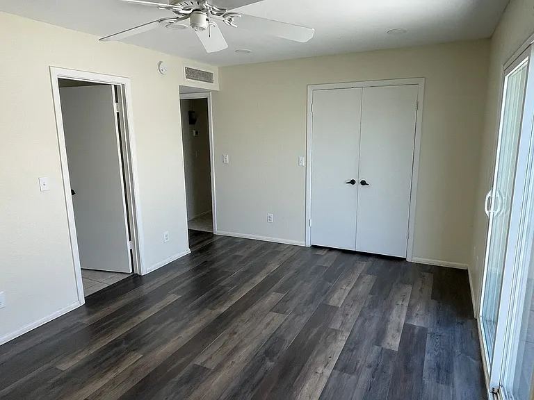 1014 E Michelle Dr — Photo 4