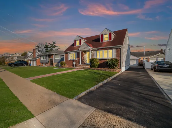 30 1st St, New Hyde Park, NY 11040