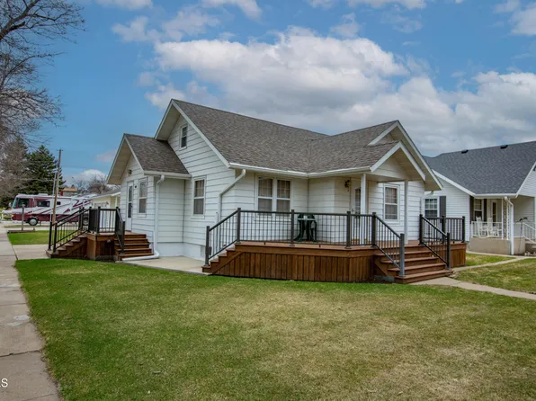 400 1st St NE, Beulah, ND 58523