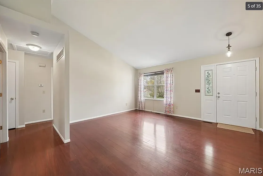 3 bed, 1034 sqft, $2,300 — Photo 3