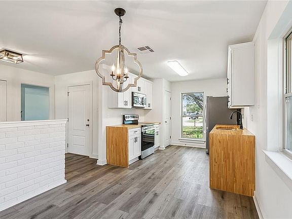 5th image of 2124 Greenwood Dr