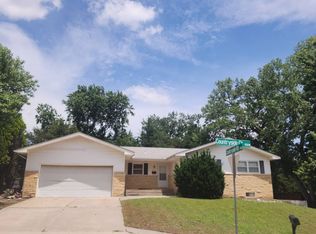 914 Countryside Ct, Junction City, KS 66441