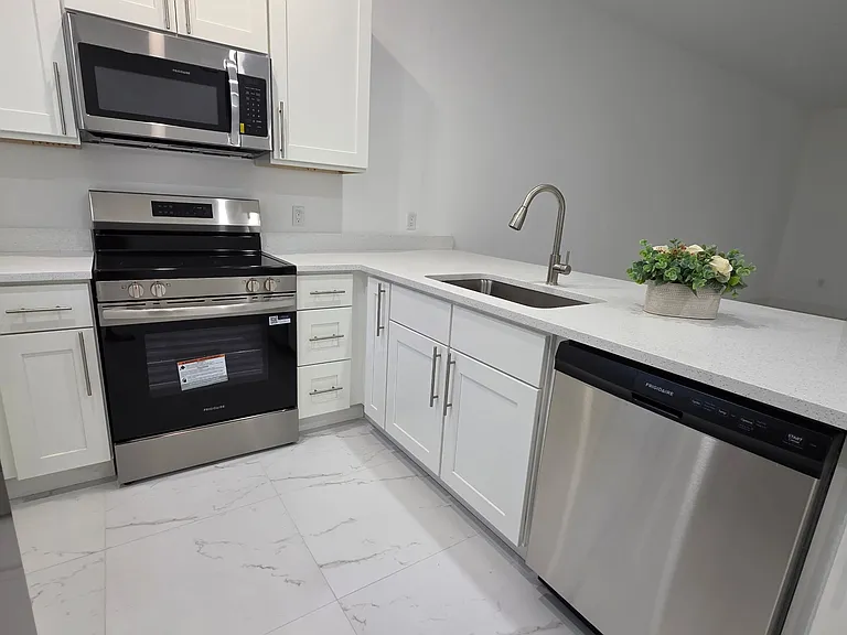 1200 W 12th St — Photo 5