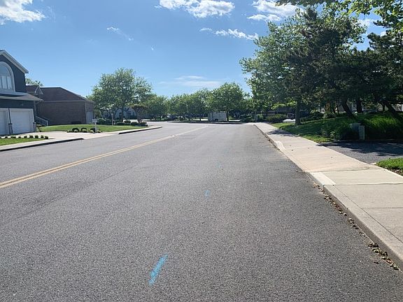 4th image of 220 N Heron Dr