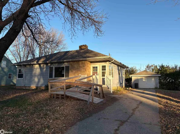 216 4th St NE, Buffalo Center, IA 50424