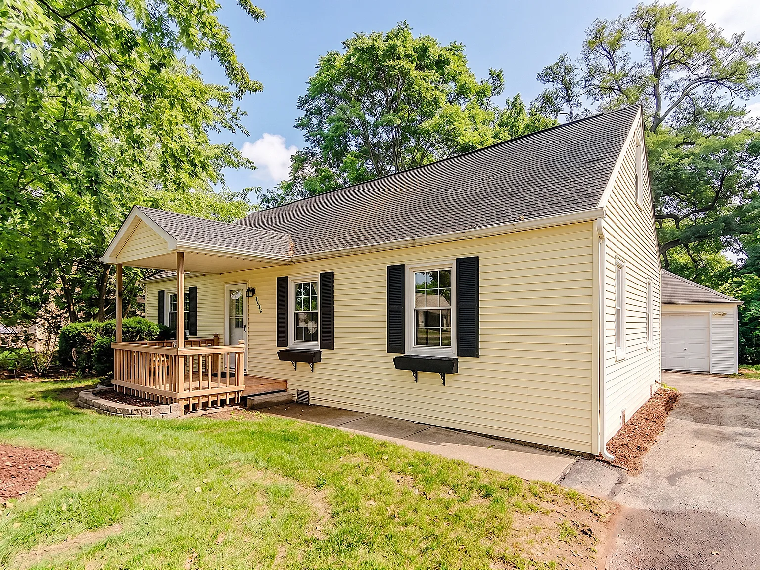 3 bed, 1.5 bath, 1100 sqft, $1,999 — Photo 2