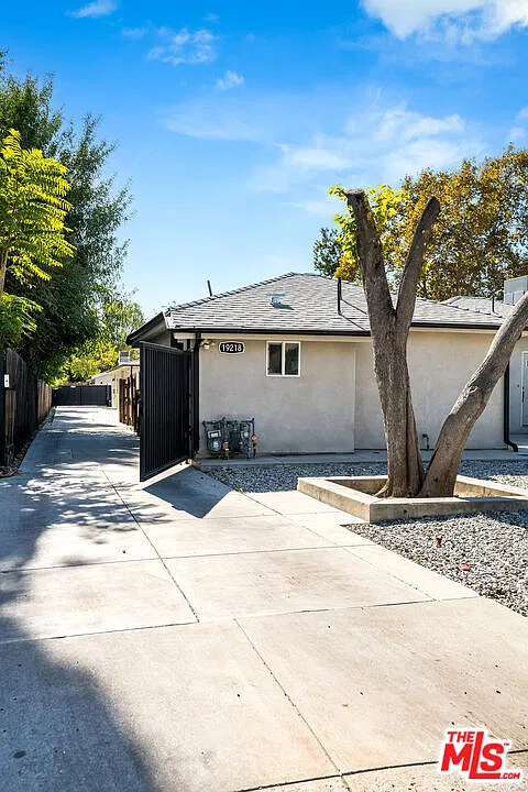 3 bed, 2.0 bath, $4,200 — Photo 2