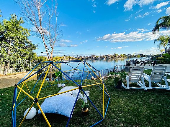 Play and relax by the lake