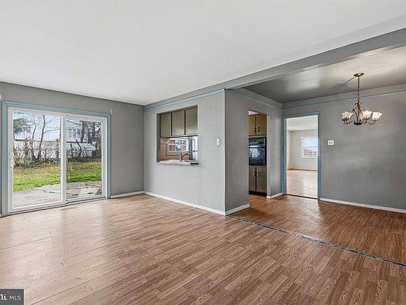 5th image of 90 Twin Hill Dr