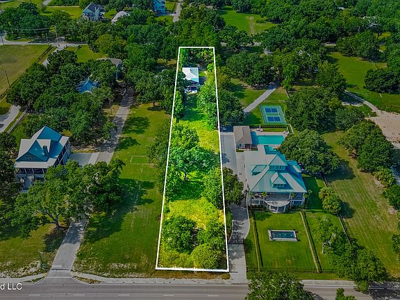 2nd image of 626 W Beach Blvd