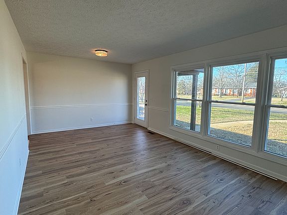 2nd image of 206 Blue Ribbon Pkwy