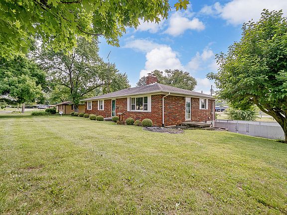 4th image of 1208 Holly Dr