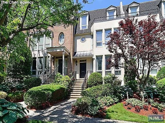 2nd image of 122 Kensington Dr Unit 122