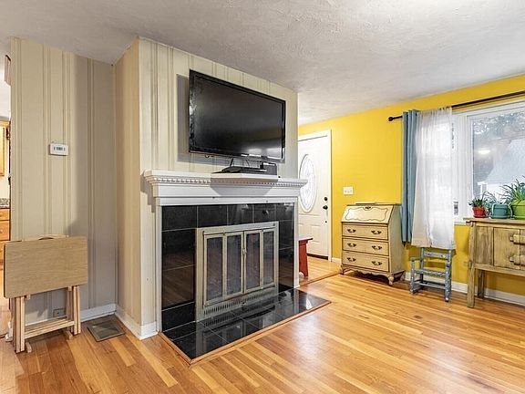 4th image of 15 Bertuccio Ave