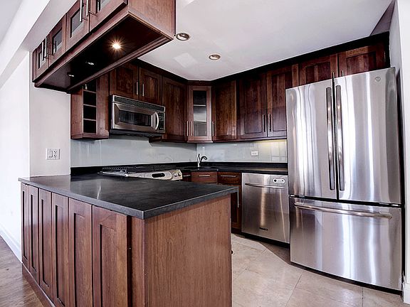 2nd image of 10 W 74th St #B