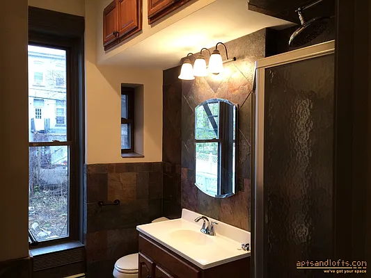 Rented by aptsandlofts.com | media 27