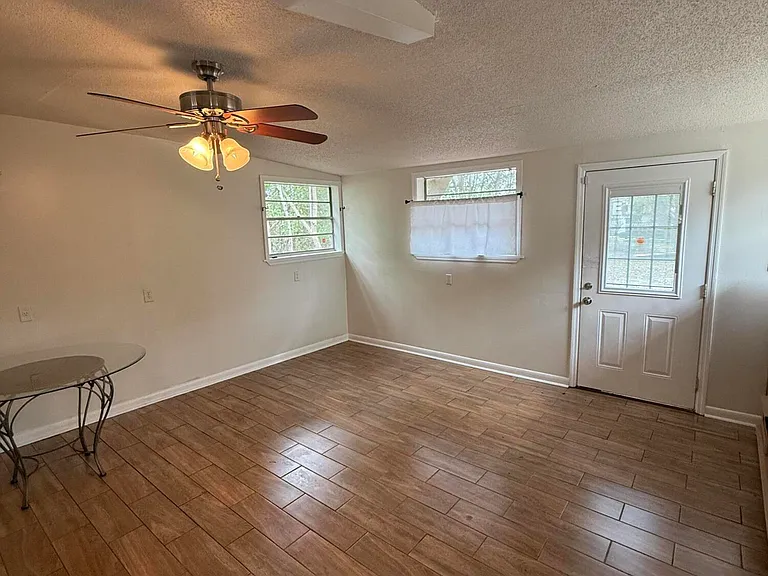 909 La Marche Dr — Photo 4