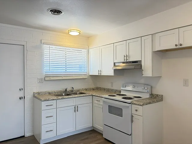 703 W 12th St #B — Photo 3
