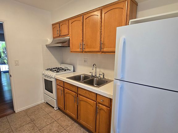 4th image of 2624 Marathon St #4