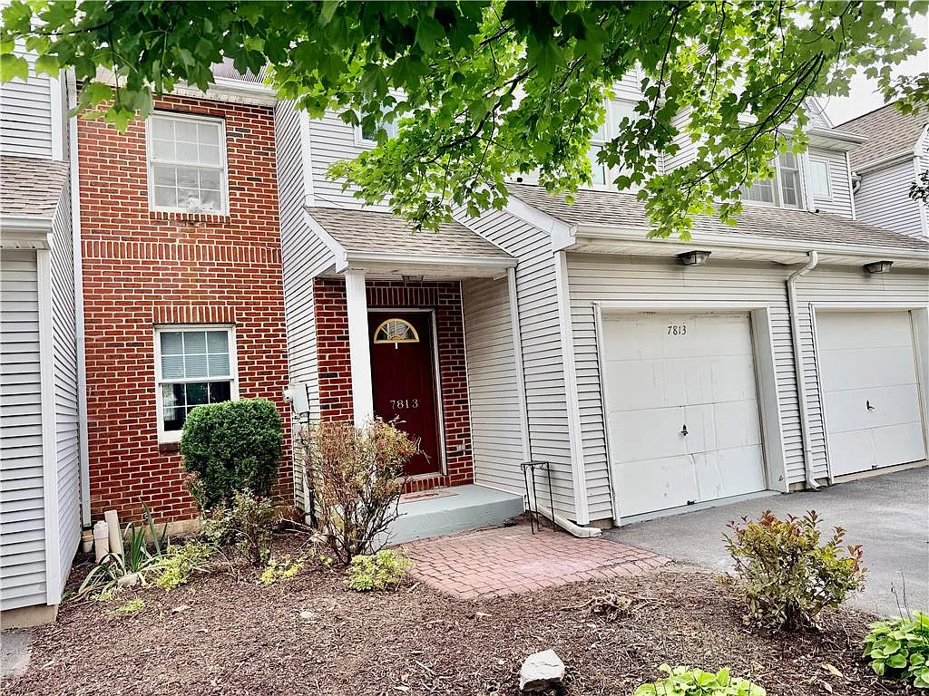 3 bed, 2.5 bath, 2430 sqft, $2,800 — Photo 2