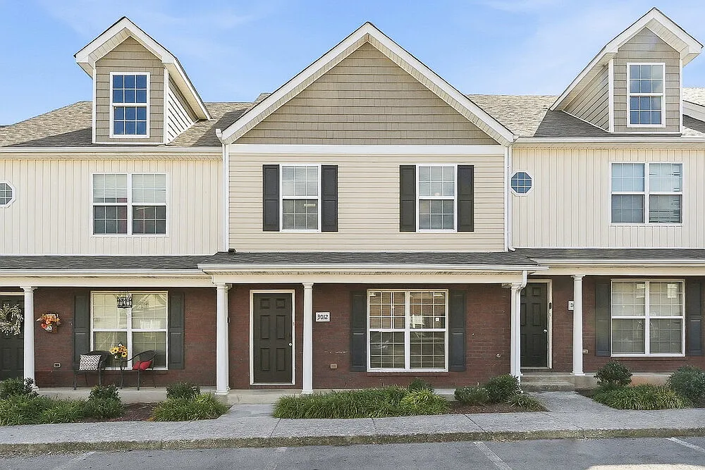 3 bed, 2.5 bath, 1356 sqft, $1,870 — Photo 1
