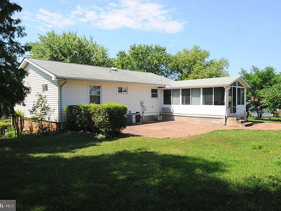 3rd image of 1106 N Williamsburg Ct