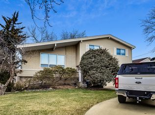 9923 N Huber Ln, Niles, IL